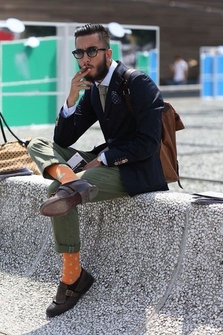 Des slippers à porter avec un pantalon chino olive