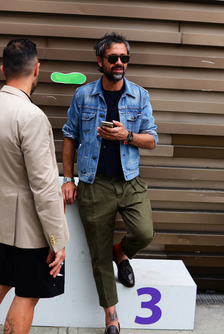 Des slippers à porter avec un pantalon chino olive