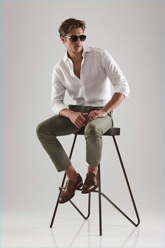 Des slippers à porter avec un pantalon chino olive