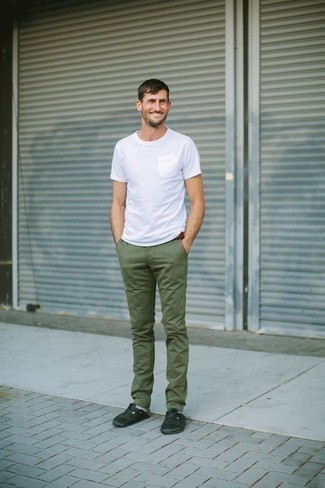 Des slippers à porter avec un pantalon chino olive