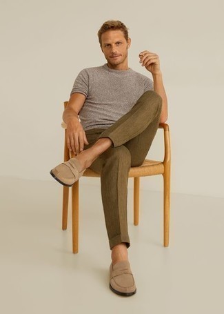 Des slippers à porter avec un pantalon chino olive