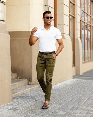 Des slippers à porter avec un pantalon chino olive