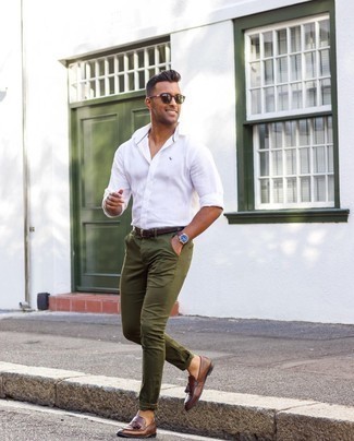 Des slippers à porter avec un pantalon chino olive