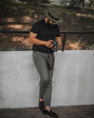 Des slippers à porter avec un pantalon chino olive