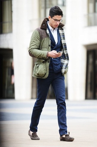 Comment porter une veste style militaire olive quand il fait chaud