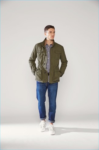 Comment porter une veste style militaire olive quand il fait chaud