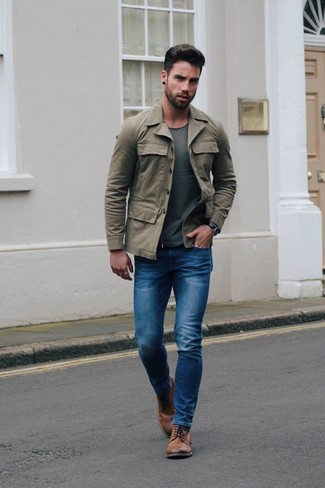 Comment porter une veste style militaire olive quand il fait chaud