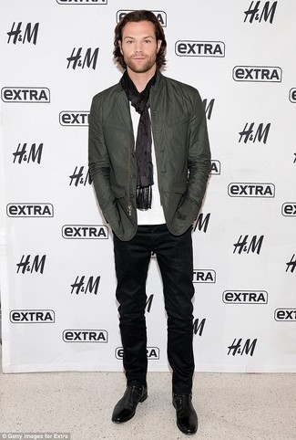 Comment porter une veste style militaire olive quand il fait chaud