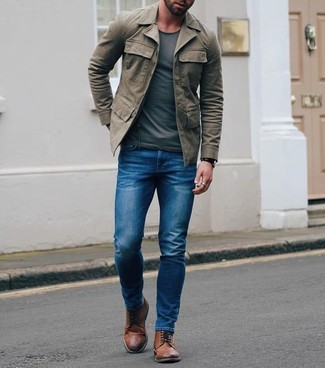 Comment porter une veste style militaire olive quand il fait chaud