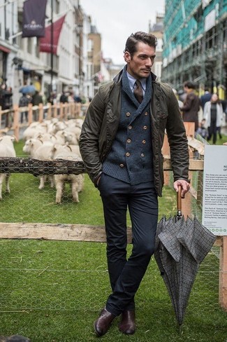 Comment porter une veste style militaire olive quand il fait chaud