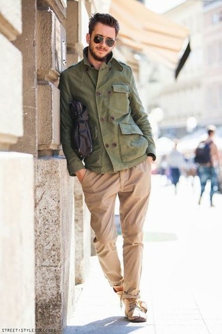 Comment porter une veste style militaire olive quand il fait chaud