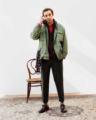 Comment porter une veste style militaire olive quand il fait frais