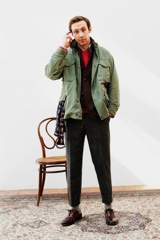 Comment porter une veste style militaire olive quand il fait frais