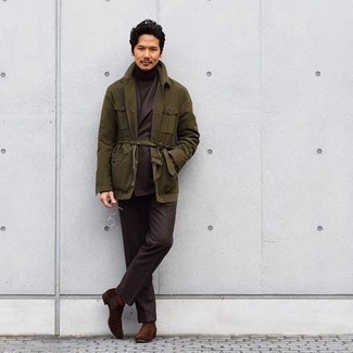Comment porter une veste style militaire olive quand il fait frais