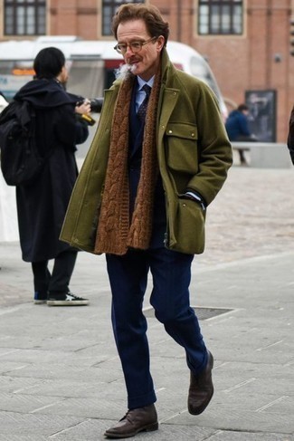 Comment porter une veste style militaire olive quand il fait frais