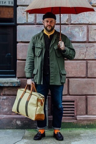 Comment porter une veste style militaire olive quand il fait frais