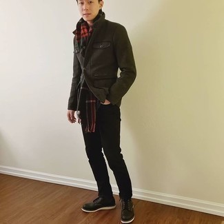 Comment porter une veste style militaire olive quand il fait frais
