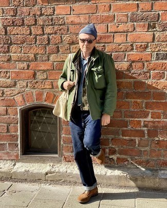 Comment porter une veste style militaire olive quand il fait frais