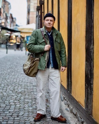 Comment porter une veste style militaire olive quand il fait frais