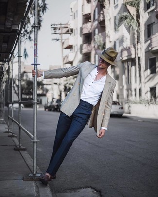 Comment porter un chapeau olive quand il fait chaud