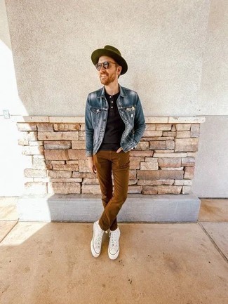 Comment porter un chapeau olive quand il fait chaud