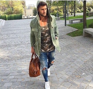 Comment porter une veste olive pour un style relax quand il fait chaud