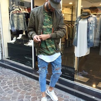 Comment porter une veste olive pour un style relax quand il fait chaud
