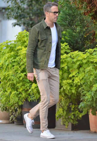 Comment porter une veste olive pour un style decontractés