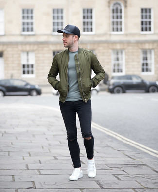 Comment porter une veste olive pour un style relax quand il fait chaud