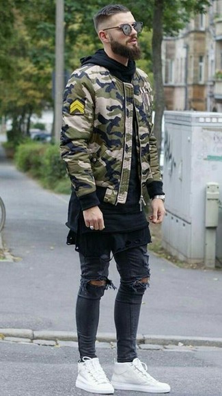 Comment porter une veste olive pour un style relax quand il fait chaud
