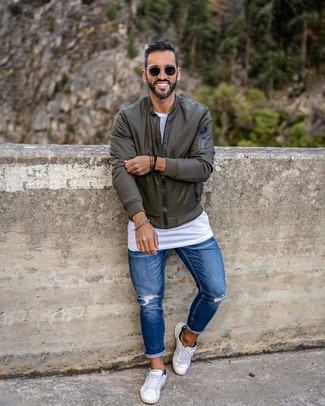 Comment porter une veste olive pour un style relax quand il fait chaud