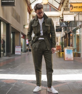 Comment porter une veste olive quand il fait très chaud