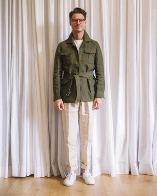 Comment porter une veste olive quand il fait très chaud