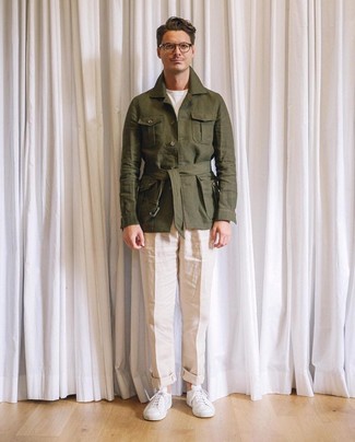 Comment porter une veste olive quand il fait très chaud