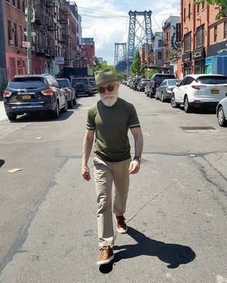 Comment porter un t-shirt à col rond en tricot olive