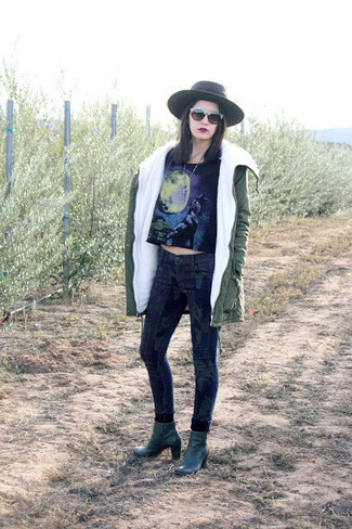 Comment porter une parka olive en été