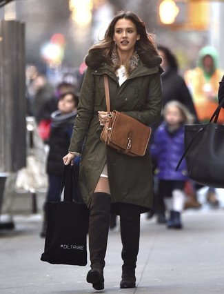 Comment porter une parka olive en été