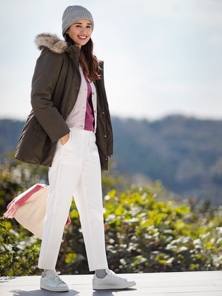 Comment porter une parka olive à 20 ans