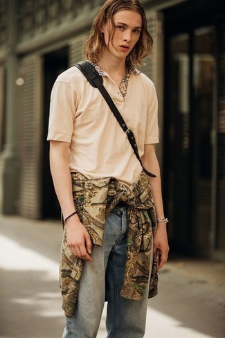 Comment porter une chemise à manches longues imprimée olive