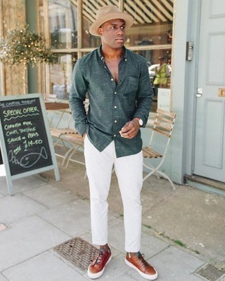 Comment porter une chemise à manches longues imprimée olive