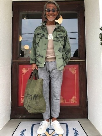 Comment porter une veste-chemise imprimée olive