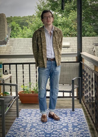 Comment porter une veste-chemise imprimée olive
