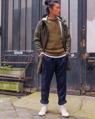 Comment porter un imperméable olive en automne