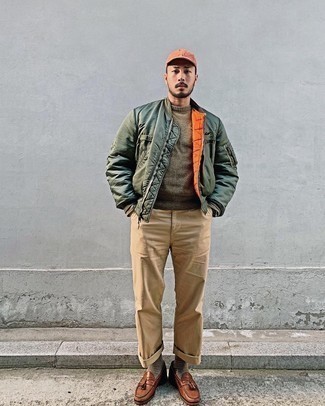 Comment porter une veste en satin olive pour un style chic decontractés