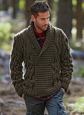Comment porter un cardigan à col châle olive