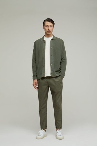 Comment porter un cardigan à col châle olive