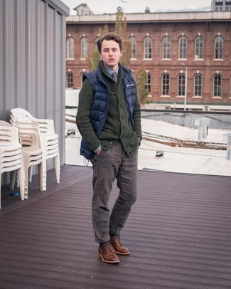 Comment porter un cardigan à col châle olive