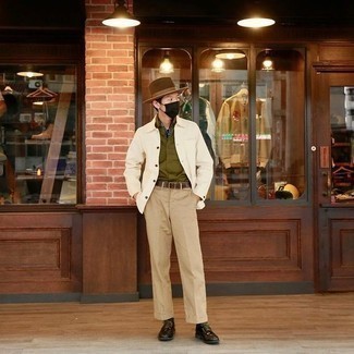 Comment porter une chemise à manches courtes olive à 30 ans