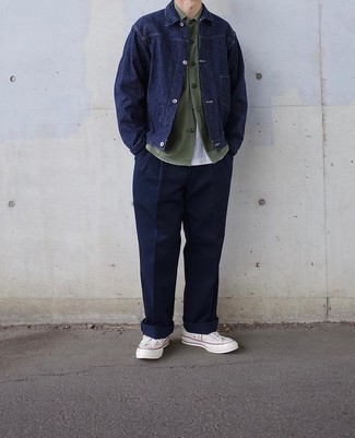 Comment porter une chemise à manches courtes olive à 30 ans