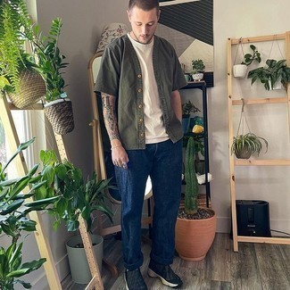 Comment porter une chemise à manches courtes olive à 30 ans